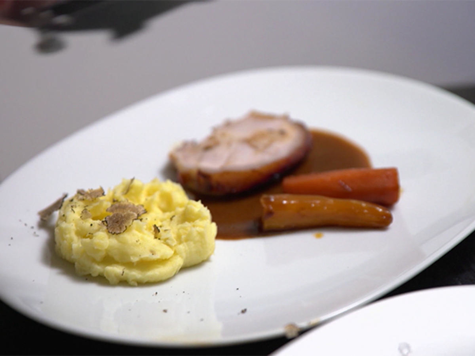 Mit Ahornsirup glasierter Spanferkelbraten an Trüffelkartoffelpüree