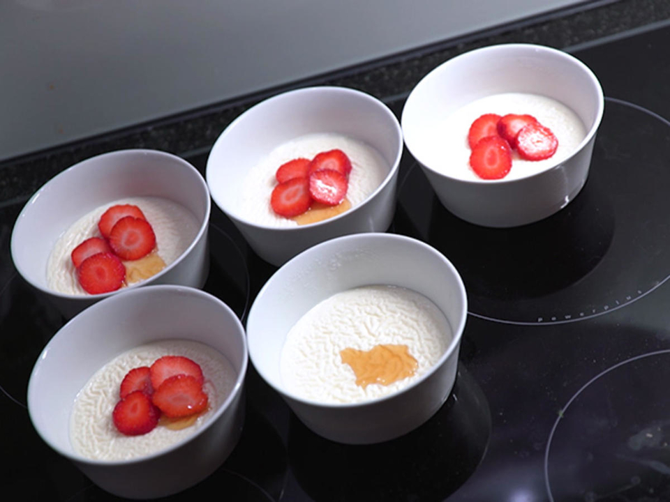Malabi mit Rosenwasser und Erdbeeren