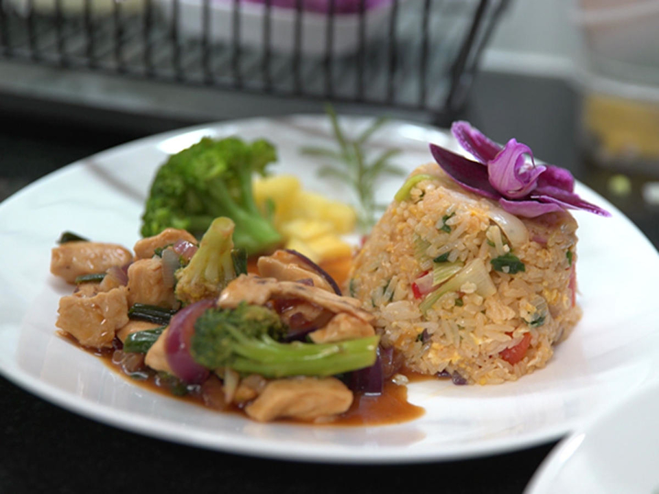 Chicken Teriyaki Wok mit Fried Rice, Teriyaki Sauce und Fried Rice Sauce