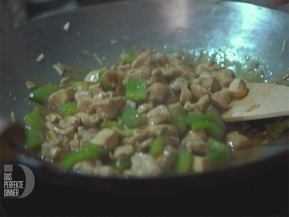 Im Wok gerührtes Schweinefleisch mit Zimt, Muskatnuss an Pilzen dazu Hähnchen Da-Chien