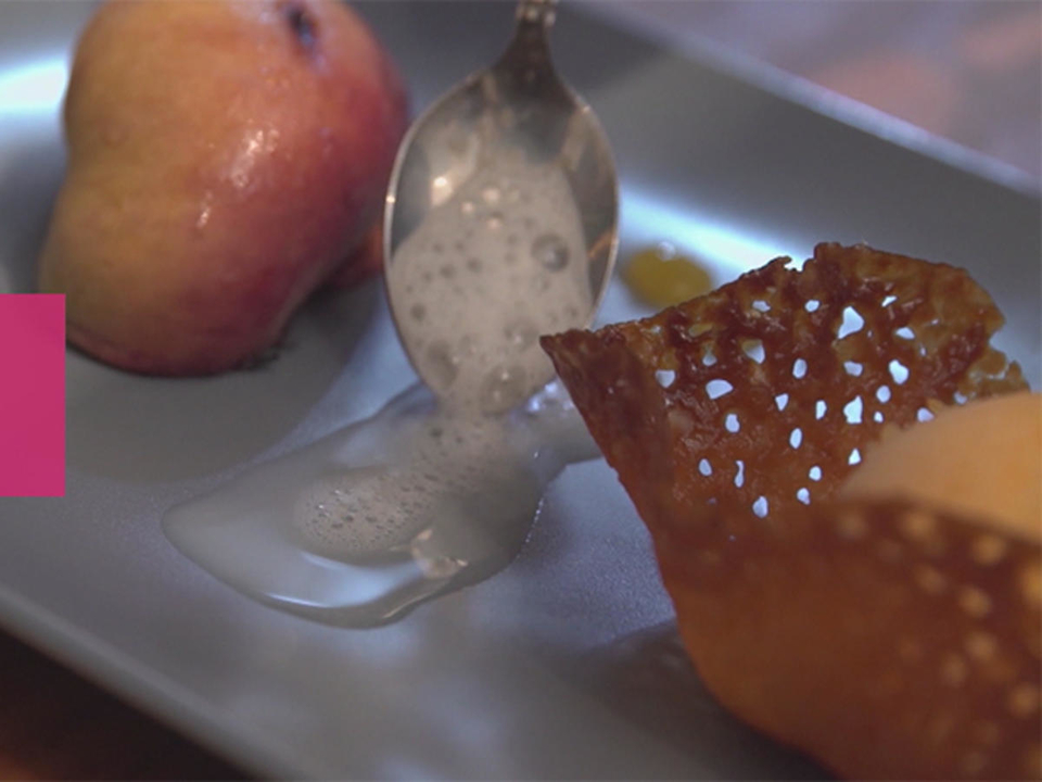 Gegrillter Pfirsich mit Honighippen und Pfirsich-Sorbet
