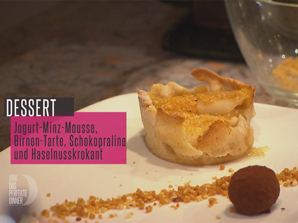 Joghurt-Minz-Mousse mit Haselnusskrokant, Schokopraline und Birnentarte