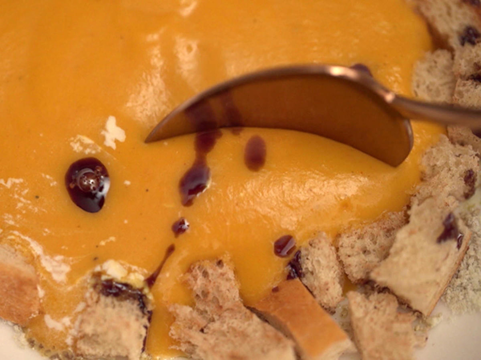 Kürbis-Orangen-Ingwer-Suppe mit Zimtcroûtons