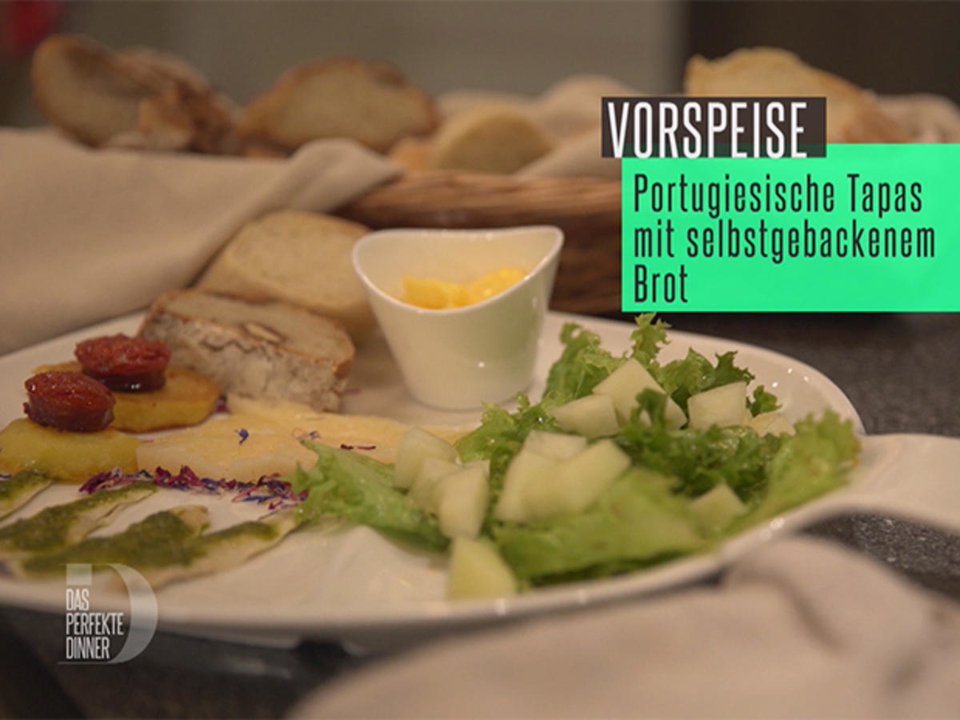 Tapas: Dattelbrot, Baguette, Aioli, Boquerones, Chorizo und Salatbeilage