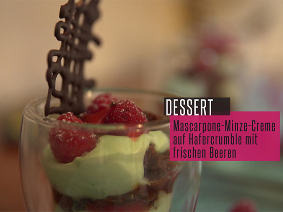 Blutrotes Finale: Mascarpone-Minz-Creme auf Hafer Crumble mit frischen Himbeeren