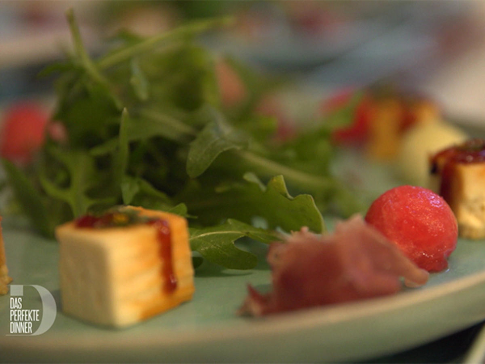 Scharf geschossen: Melonensalat an karamellisiertem Schafskäse