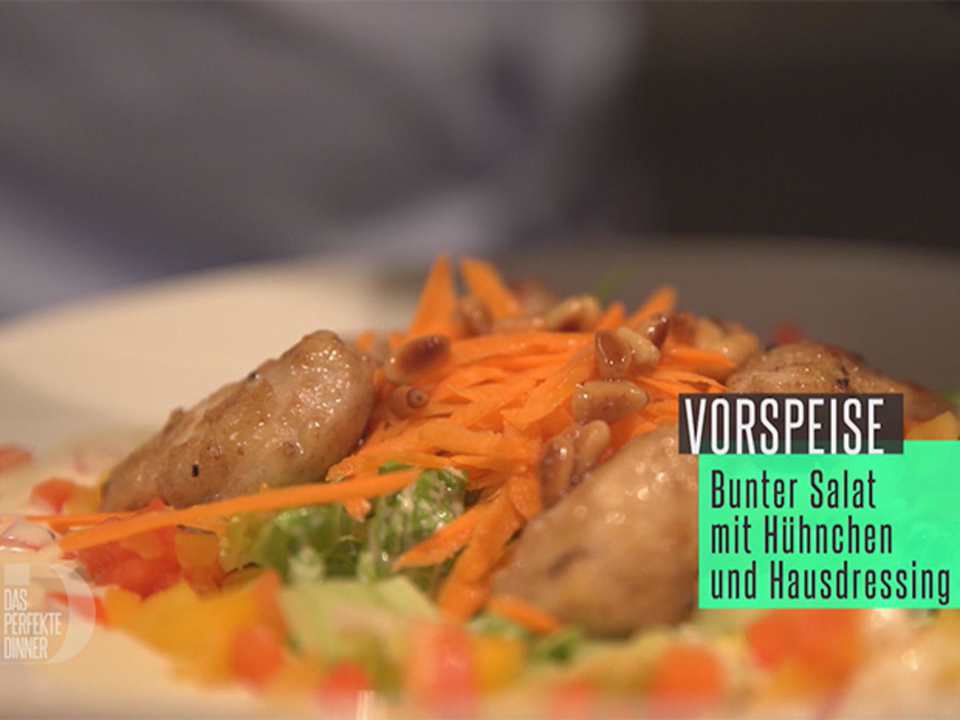 Bunter Salat mit Hühnchen und Hausdressing, dazu frisches Brot