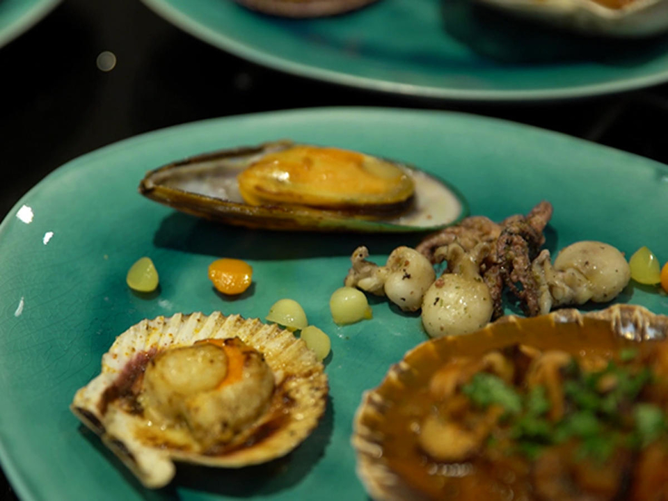 „Ein Tag am Meer“: Mediterranes Pulpo-Ragout - gebratene Meeresfrüchte