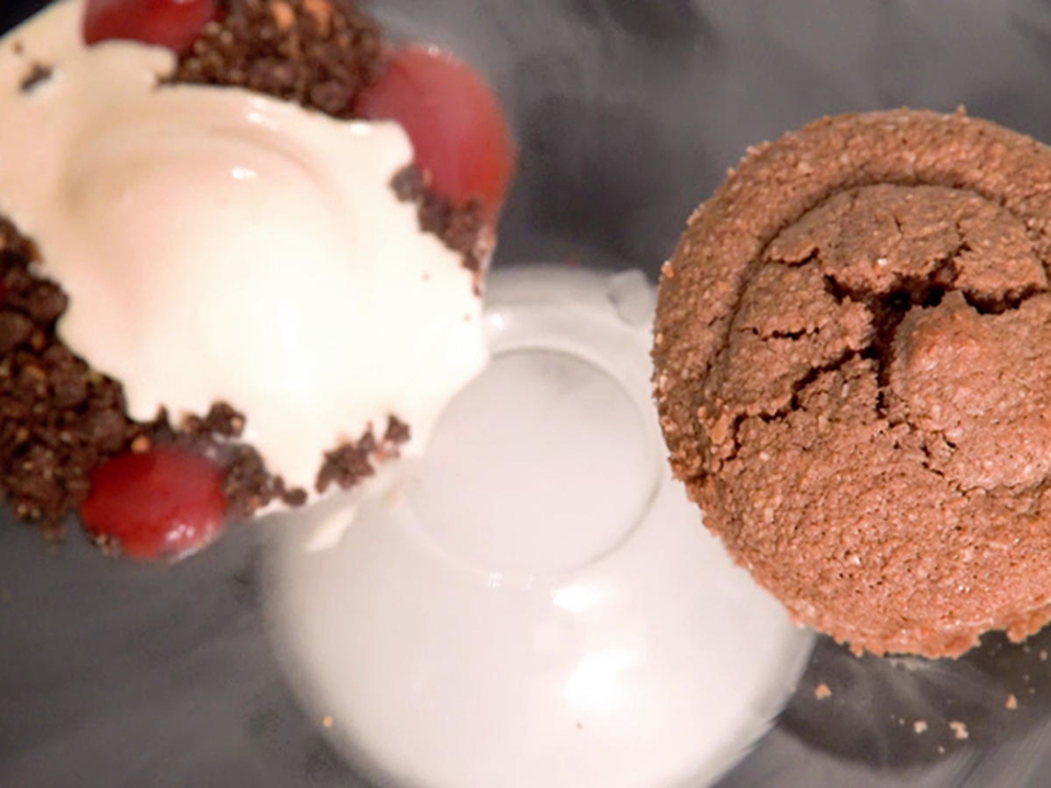 Schokokuchen mit Erdbeer-Ganache, weißem Schokoeis und Erdbeergel
