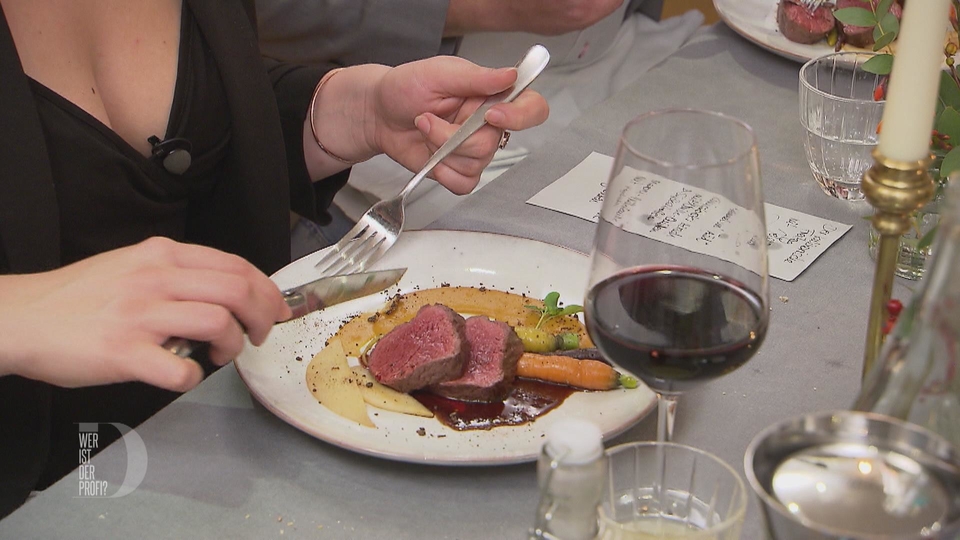 Rosa Hirschfilet mit Vanille-Quitten, Süßkartoffel-Crème, bunten Möhren und Jus