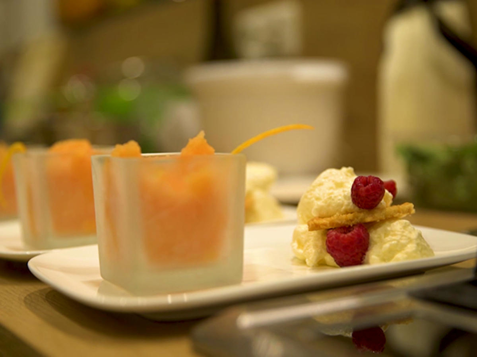Mille-feuille von Mascarpone und Himbeeren mit Camparisorbet