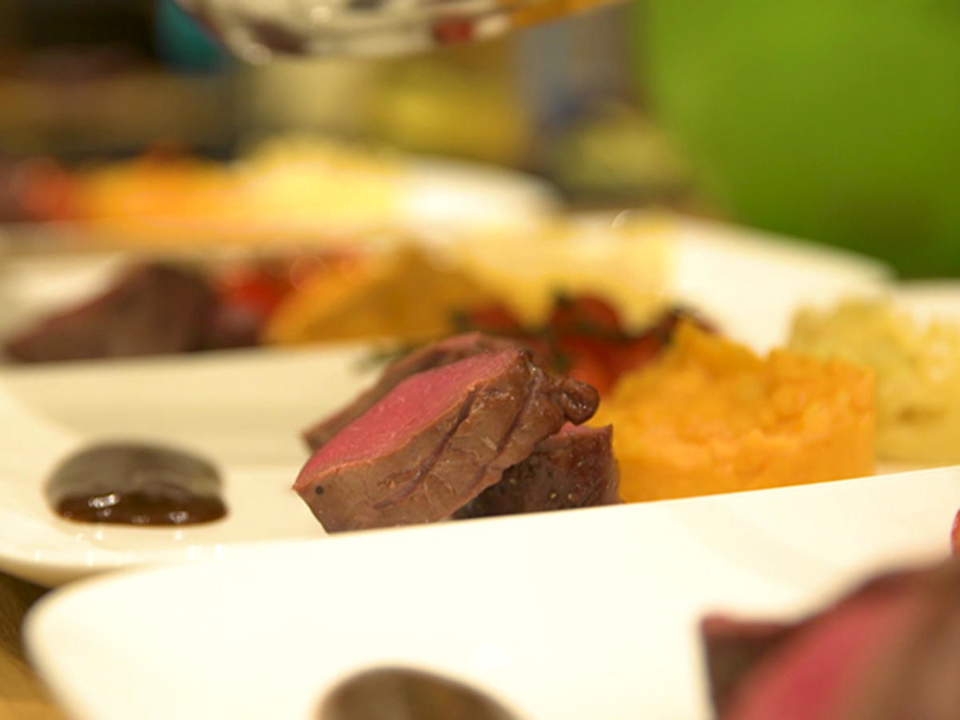 Rehrücken an zweierlei Pü mit gebackenen Cherrytomaten und Wildjus