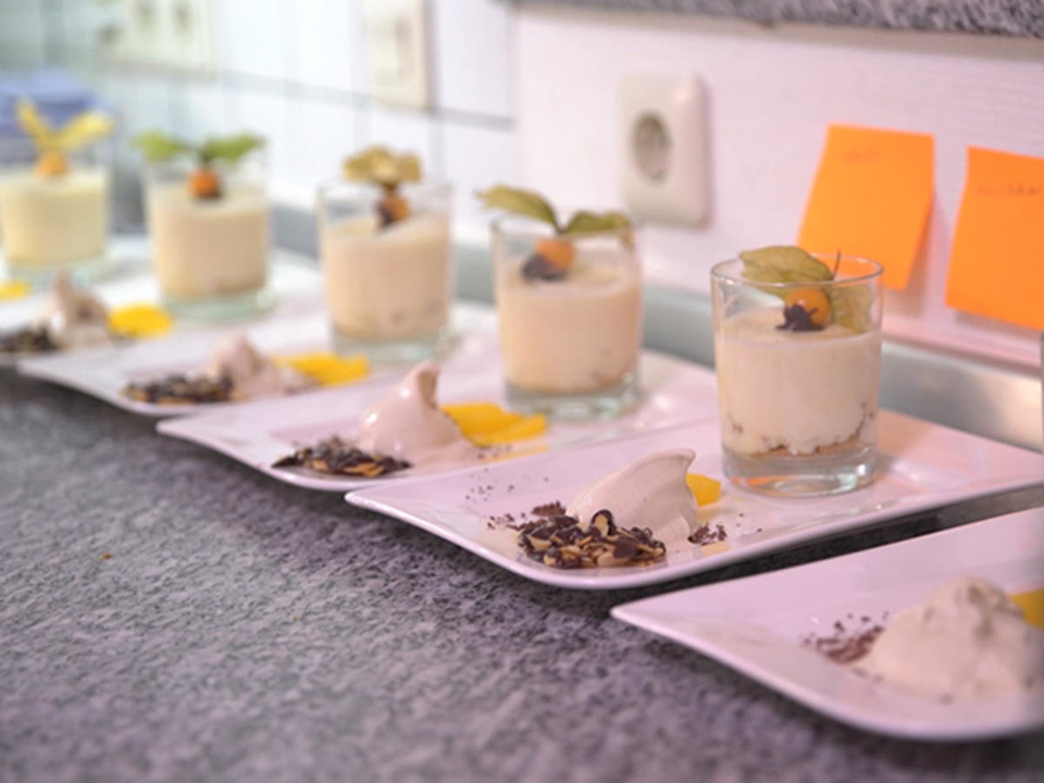 Feines Orangen-Mousse auf Cantuccini, Tonkabohnen-Eis, Grand Marnier-Orangen