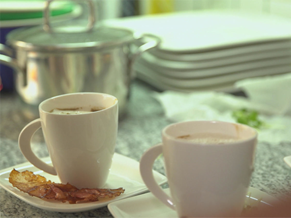 Cappuccino vom Steinpilz mit Schinkenchips