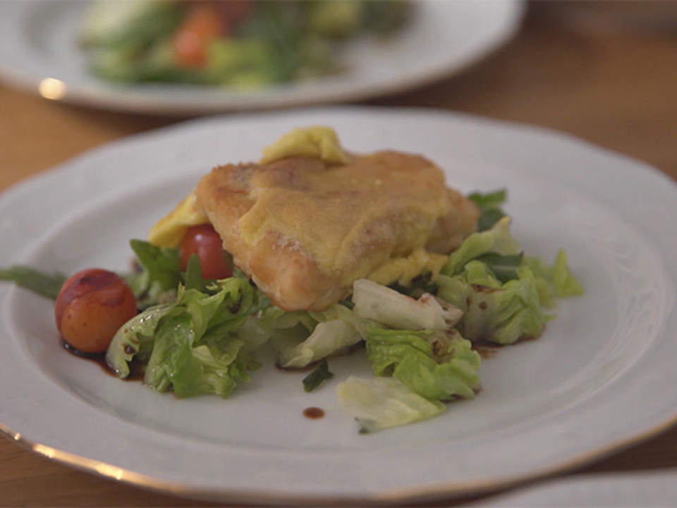 Omas Dorschfilet mit Aioli auf Salat, karamellisierten Pistazien und Balsamicotomaten