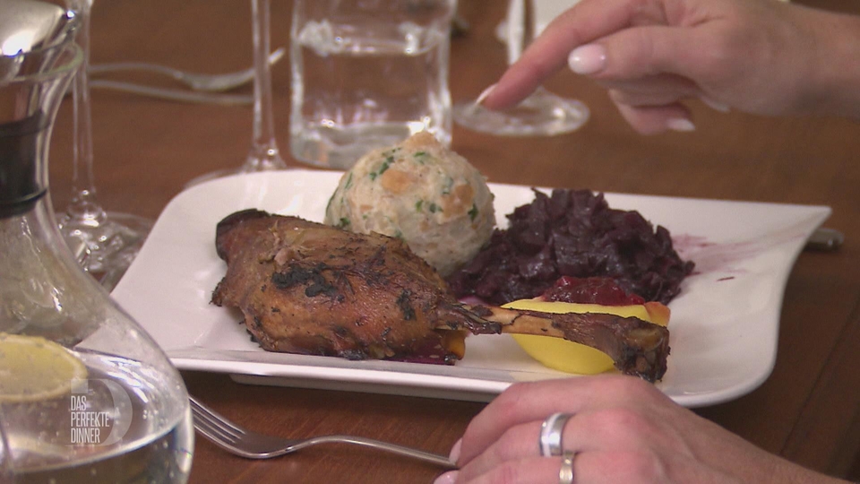 Gänsekeule mit Rotkohl und Semmelknödeln dazu Weißweinapfel mit Preiselbeere
