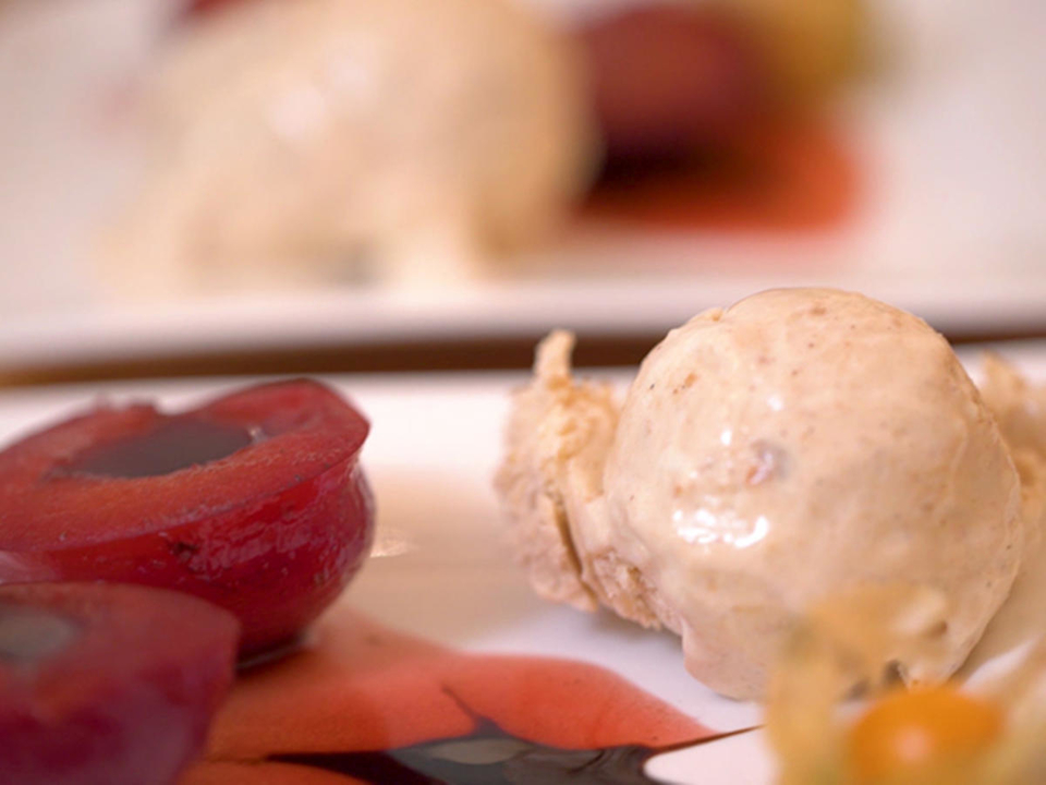 Spekulatius Eis an Rum-Pflaumen mit Balsamico