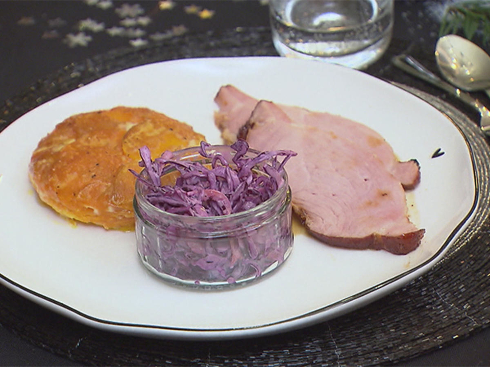 Mit Ahornsirup glasierter Cola-Schinken dazu Süßkartoffelgratin und roter Coleslaw