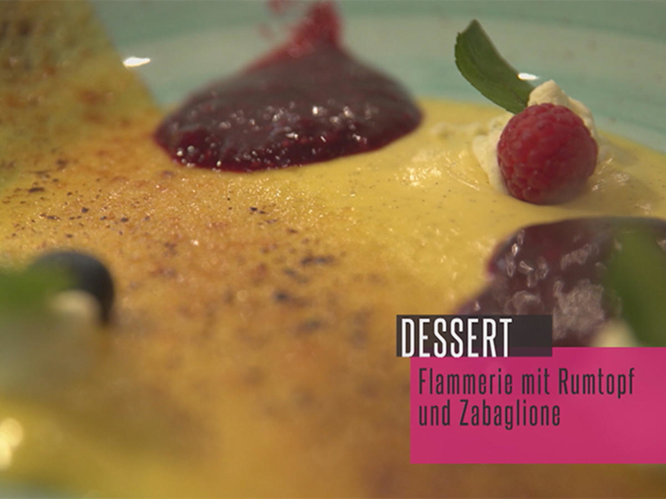 Flammerie von Tahiti-Vanille mit lauwarmem Rumtopf und Süßweinzabaglione