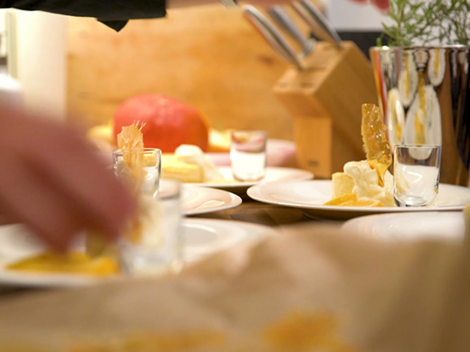 Käsekuchen mit Schlagsahne und karamellisierten Orangen und Zitronen