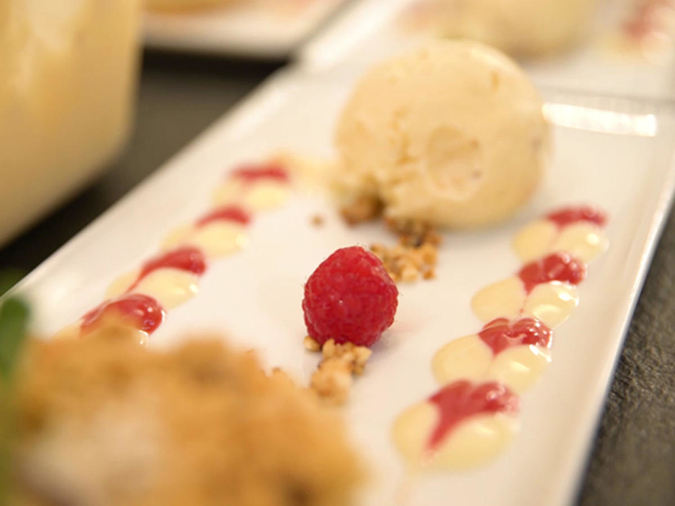 Birnencrumble mit Macadamiaeis
