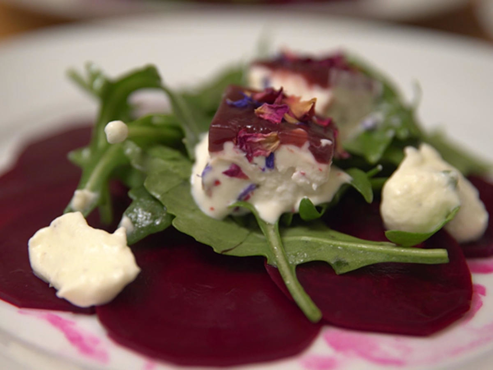 Rote-Bete-Carpaccio mit Meerrettichschaum und Ziegenkäse