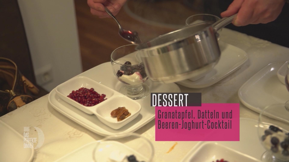 Beerentraum mit Rosmarin, Granatapfel mit Rosenwasser und gefüllten Datteln
