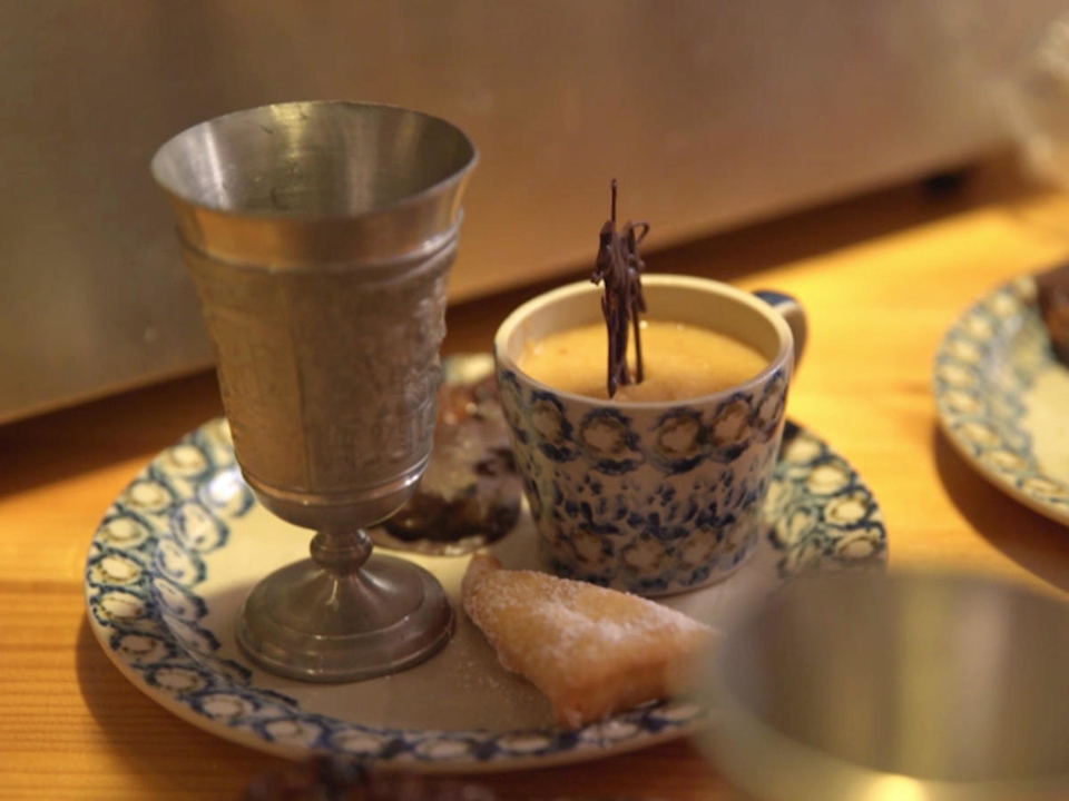 Birnenpudding mit Hasenöhrchen (Schmalzgebäck) und einem Früchtetaler