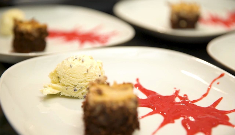 Brownie mit Cheesecake Topping und Lavendeleis