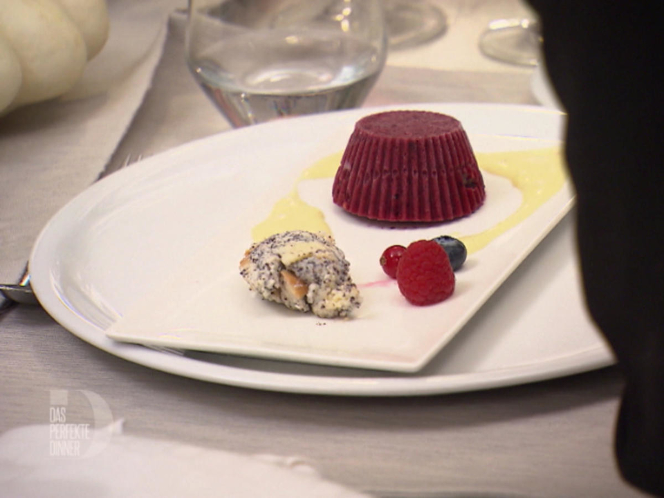 Schlesische Mohnklöße mit Vanillesoße und Beerenblitzeis