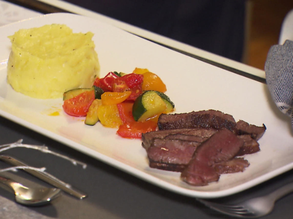 Kobe-Rind-Filet mit getrüffeltem Kartoffelstampf, mediterranem Gemüse und Rotweinsoße