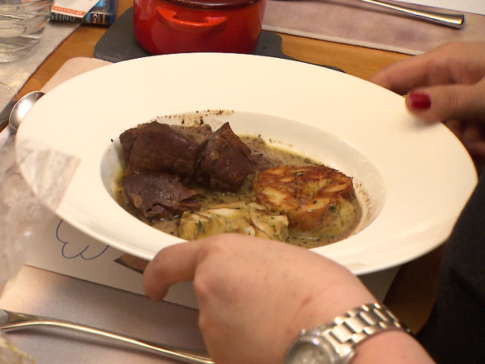 Rehgulasch mit Laugenbreznknödel und Rosenkohl-Maronen-Gemüse