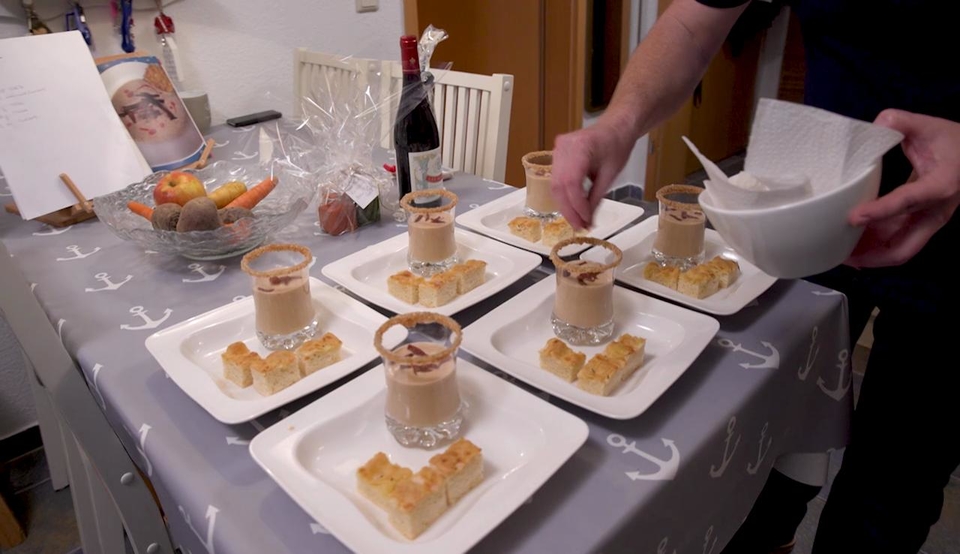 Silvaner-Mandel-Suppe mit Eberswalder Salamigeröstl und Focaccia