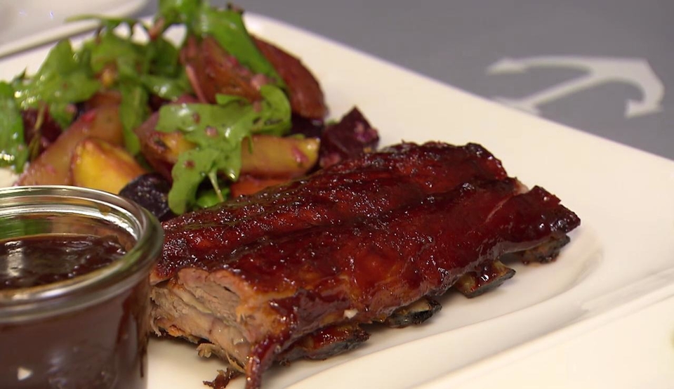 Leiterli aus dem Räucherofen mit Kirsch-Chipotle-BBQ-Sauce und Nord-Süd-Salatbouquet
