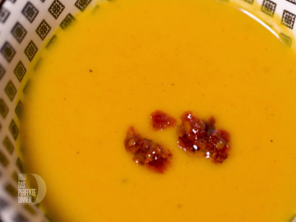Paprika-Kokos-Suppe mit Jacobsmuschel und Petersilienpesto, dazu Knusperecken