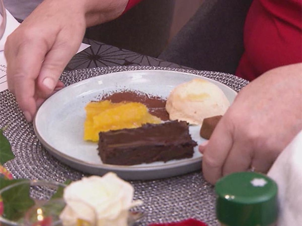 Schokoladenkuchen mit Orangen und Lebkucheneis
