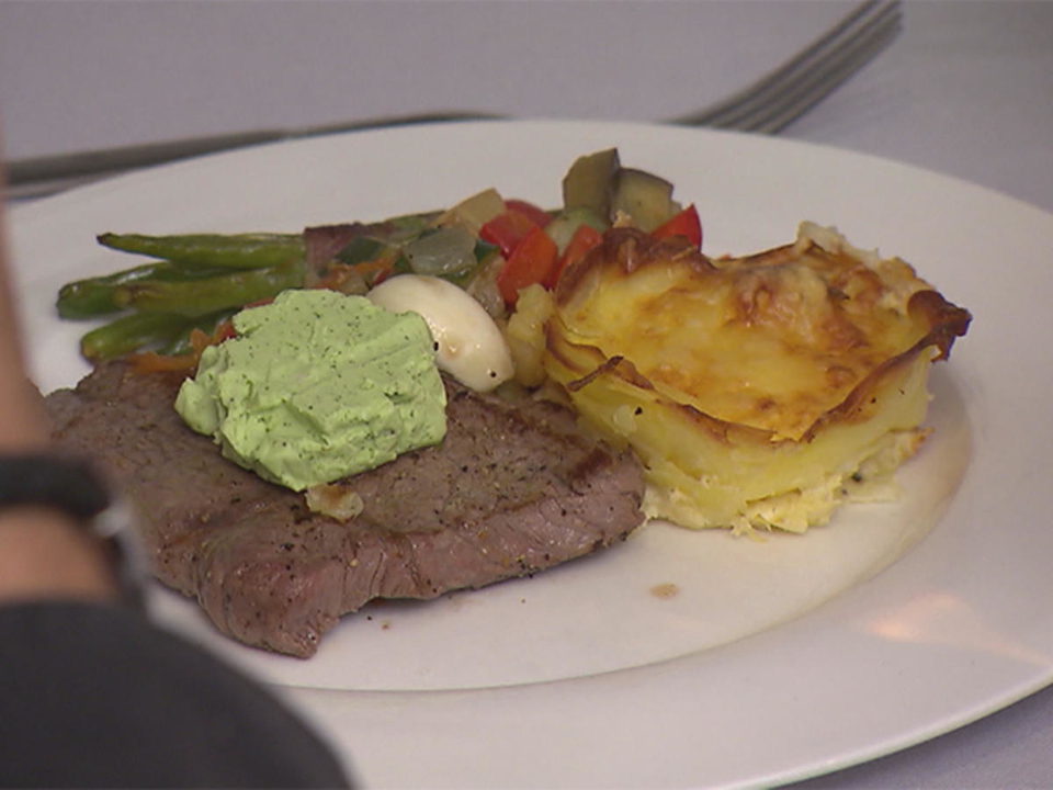 Rindersteak mit Kartoffelgratin auf Ratatouille und Speck-Bohnen