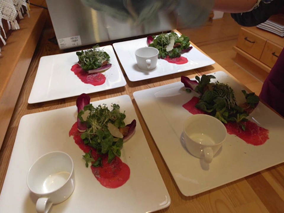 Steinpilz-Cremesuppe mit Carpaccio vom Hinterwälder Weiderind an Feldsalat