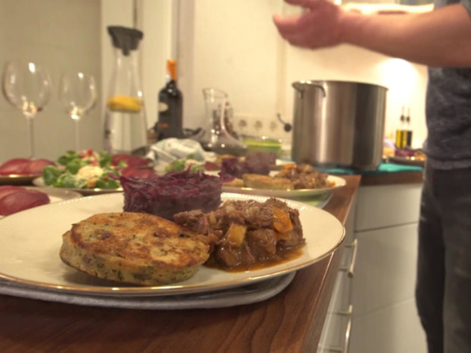 Wildgulasch, Rotweinbirnen, Serviettenknödel und Rotkohl, dazu winterlicher Feldsalat