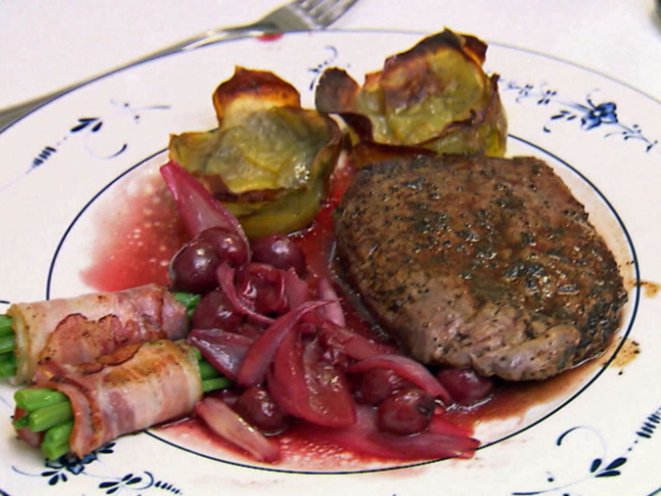 Rinderfilet mit Kaffeekruste, dazu Kirschflut und Kartoffelgratinmuffins