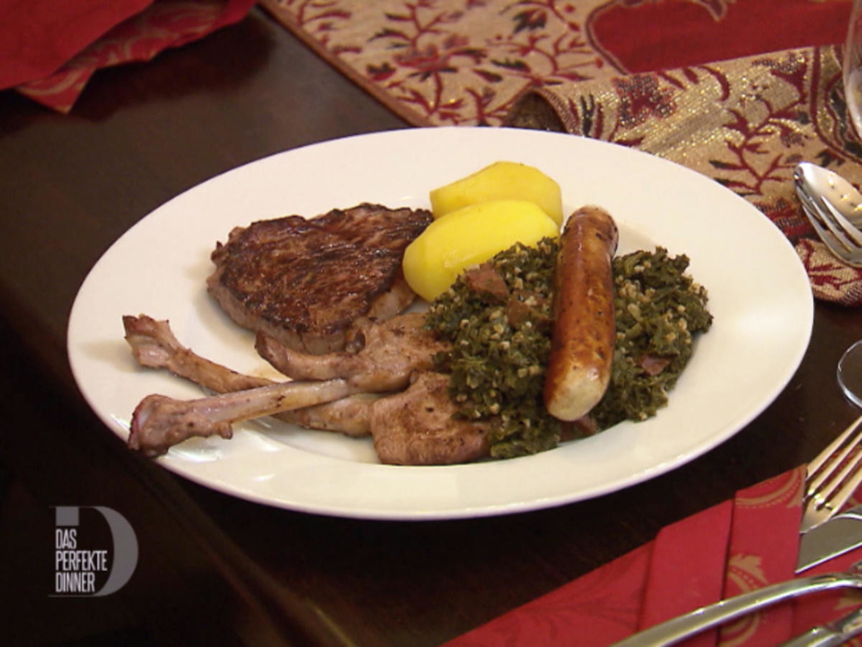 Grünkohl mit Sucuk, dazu Geflügelwurst, Kartoffeln und Rind- und Lammfleischvariationen
