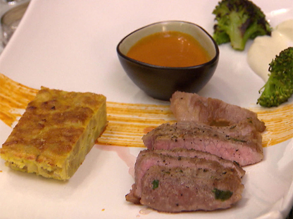 Iberico Secreto mit Tortilla de Patatas, gegrilltem Broccoli und Mandelmayonnaise