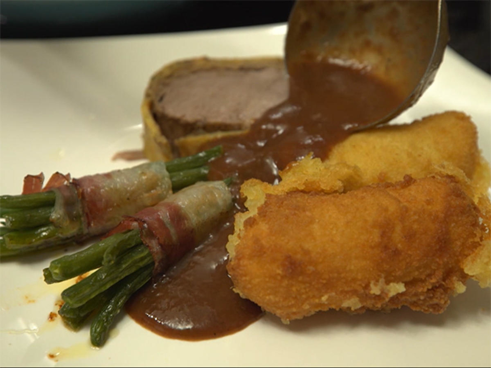 Kalbsfilet im Steinpilz-Mantel mit Rotwein-Schalotten-Sauce