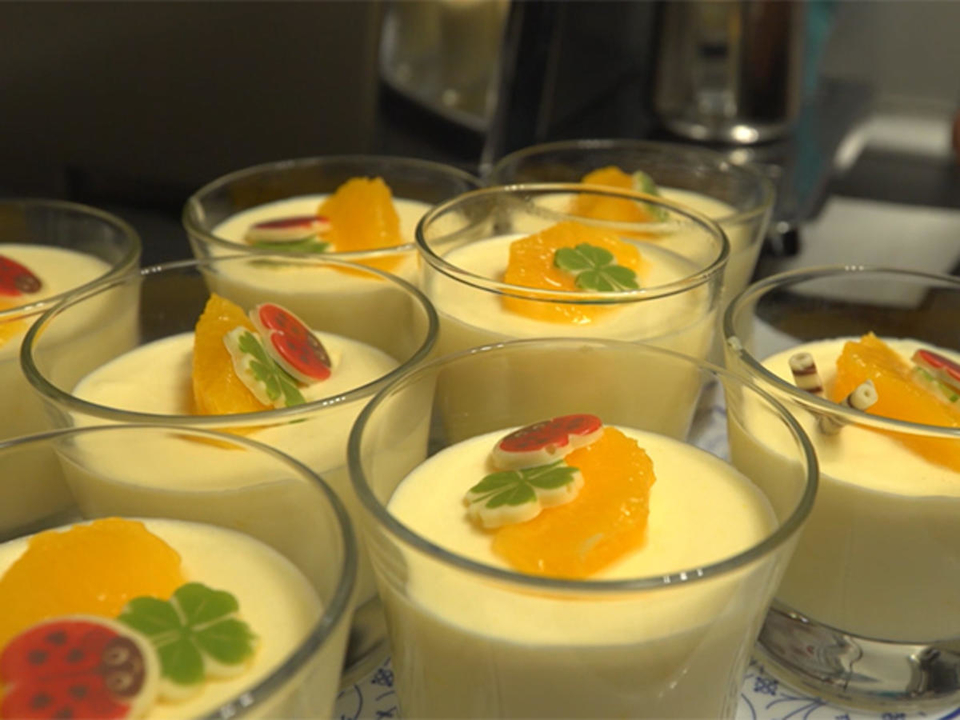 Orangen-Creme, dazu Espresso-Mousse