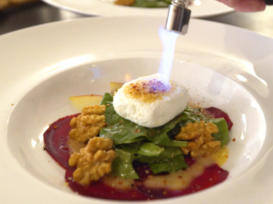 Rote-Bete-Apfel-Carpaccio mit Ziegenkäse und karamellisierten Walnüssen