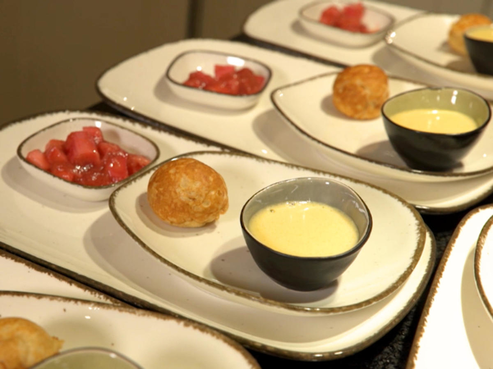 Gefüllte Pförtchen, Eierlikörcreme und Rhabarberkompott