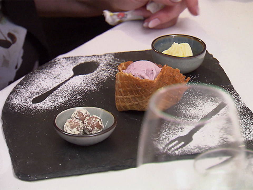 Holunder-Eis und Calamansi-Mousse