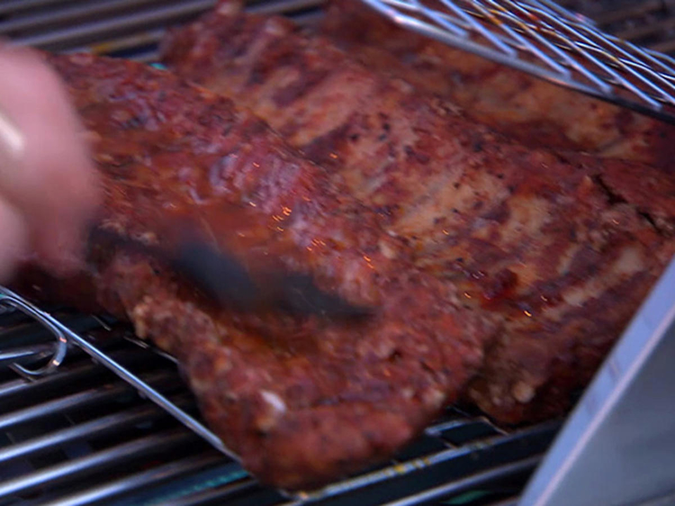 Butterweich gegrillte Spareribs mit Coleslaw mit Sour Cream Dip und Kräuter-Wedges