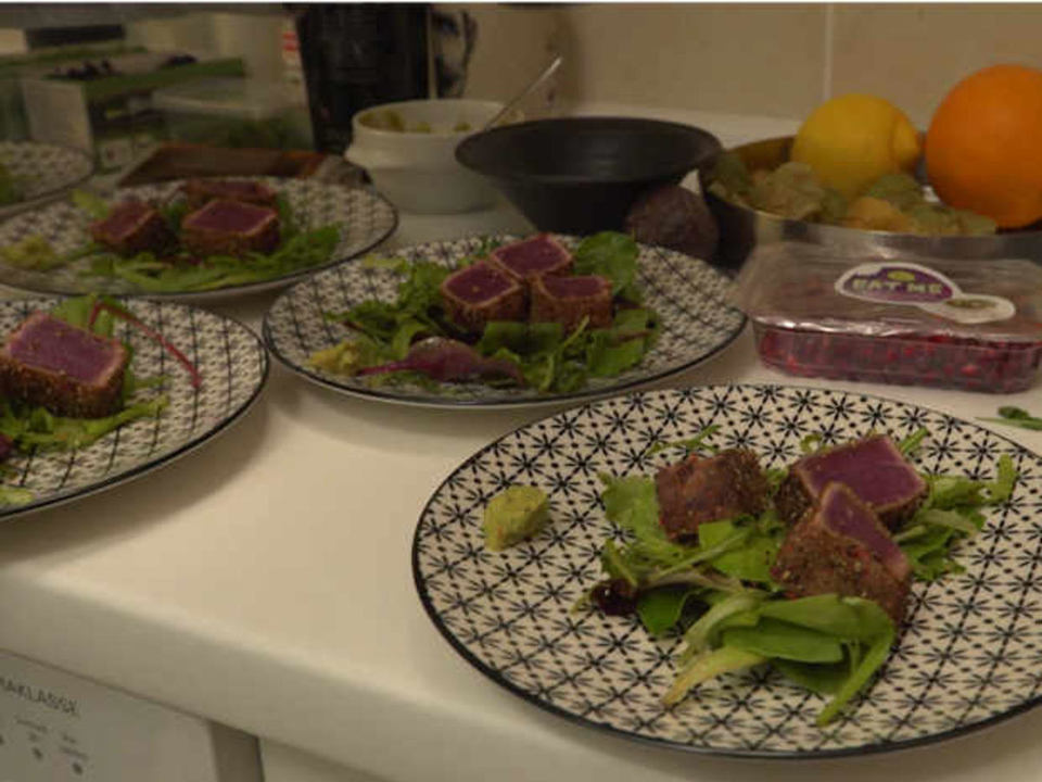 Variation vom Thunfisch im Pfeffermantel an Salatbeilage