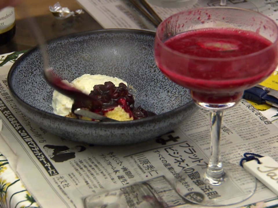 Gries-Soufflé mit japanischem Sake-Kirsch-Ragout, dazu Sauerrahmreis